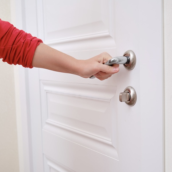 The audio of opening and closing the door